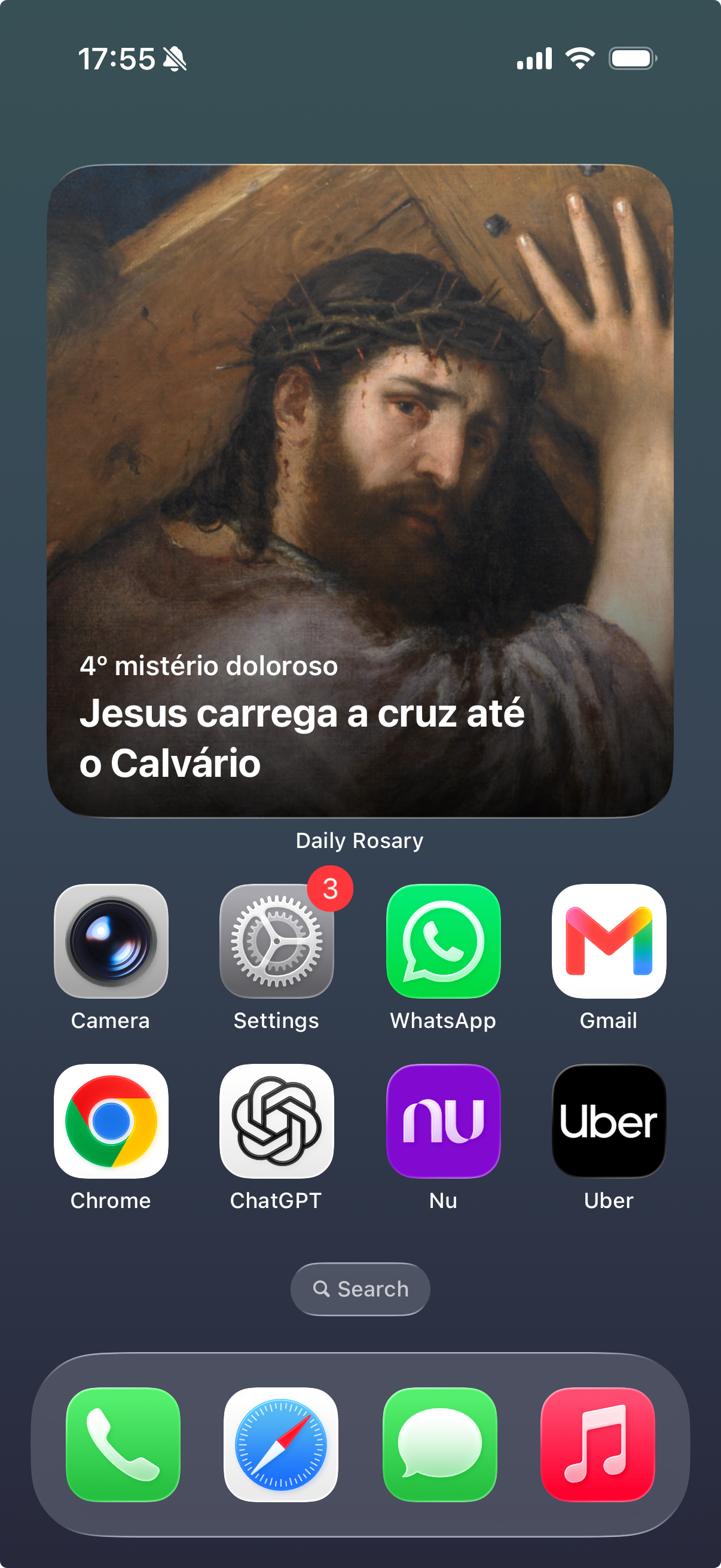 Tela de Início com o widget grande do Rosário Diário mostrando Jesus carregando a cruz até o Calvário.